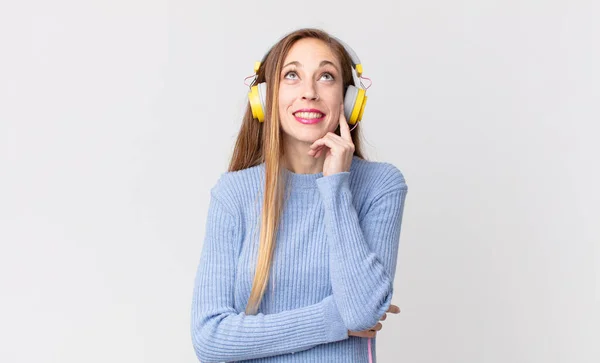 Mulher Bonita Ouvindo Música Fones Ouvido — Fotografia de Stock