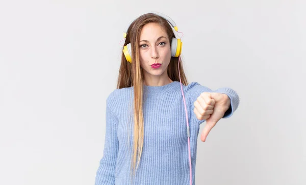 Όμορφη Γυναίκα Ακούγοντας Μουσική Στα Ακουστικά — Φωτογραφία Αρχείου