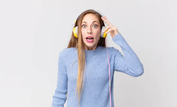 Vacker Kvinna Lyssnar Musik Hörlurar — Stockfoto