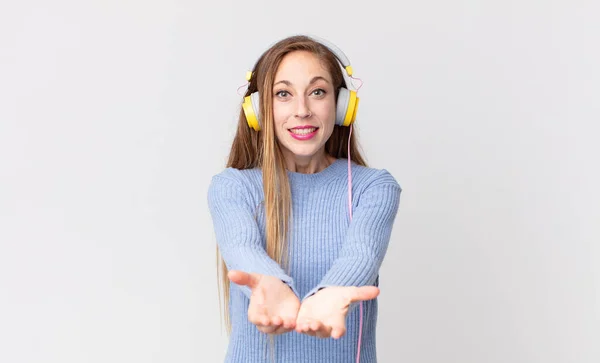 Mulher Bonita Ouvindo Música Fones Ouvido — Fotografia de Stock