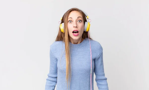 Pretty Woman Listening Music Headphones — Stock Photo, Image