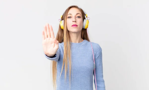 Vacker Kvinna Lyssnar Musik Hörlurar — Stockfoto
