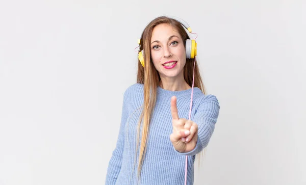 Mujer Bonita Escuchando Música Auriculares — Foto de Stock