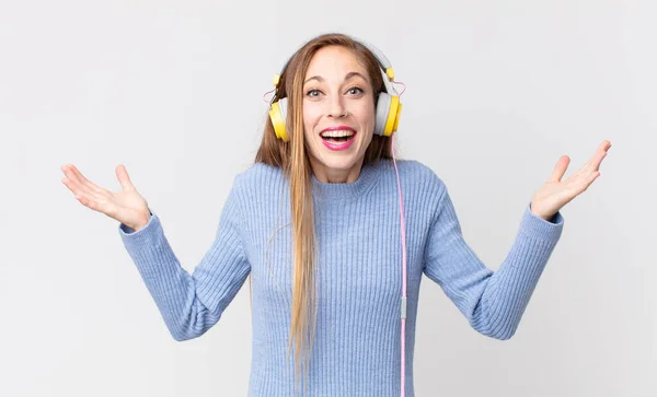 Mulher Bonita Ouvindo Música Fones Ouvido — Fotografia de Stock