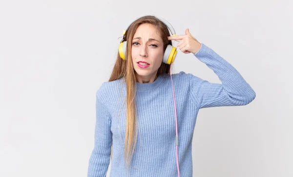 Όμορφη Γυναίκα Ακούγοντας Μουσική Στα Ακουστικά — Φωτογραφία Αρχείου