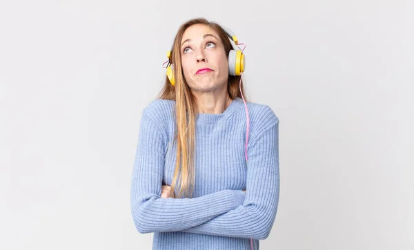 Jolie Femme Écoutant Musique Dans Les Écouteurs — Photo