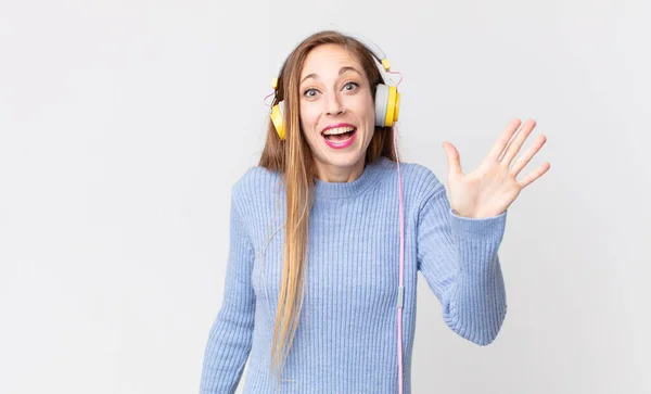 Mooie Vrouw Luisteren Muziek Hoofdtelefoon — Stockfoto