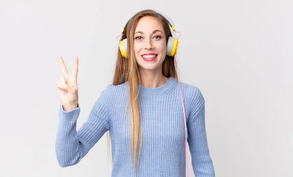 Güzel Kadın Kulaklık Müzik Dinleme — Stok fotoğraf
