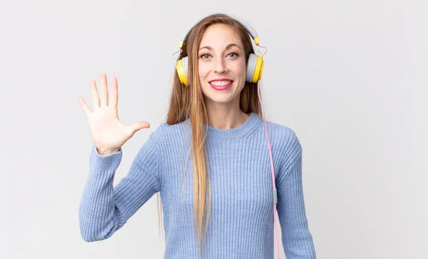 Mooie Vrouw Luisteren Muziek Hoofdtelefoon — Stockfoto