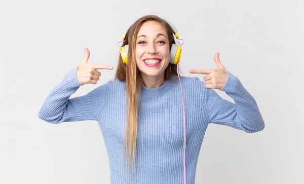 Jolie Femme Écoutant Musique Dans Les Écouteurs — Photo