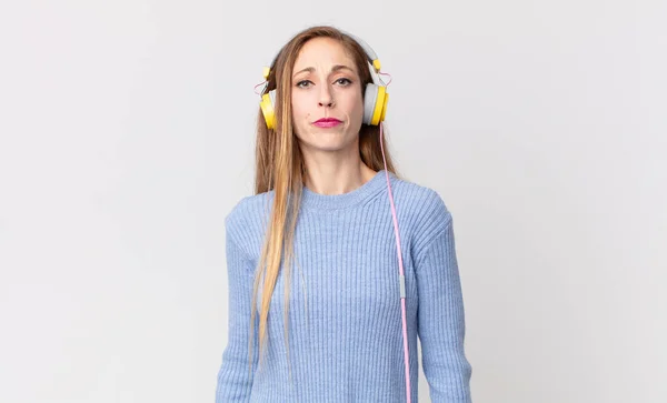 Pretty Woman Listening Music Headphones — Stock Photo, Image
