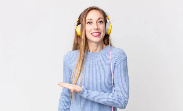 Hübsche Frau Hört Musik Über Kopfhörer — Stockfoto