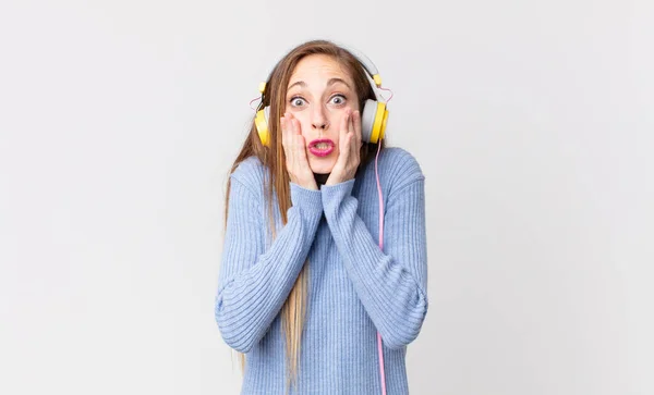 Mooie Vrouw Luisteren Muziek Hoofdtelefoon — Stockfoto