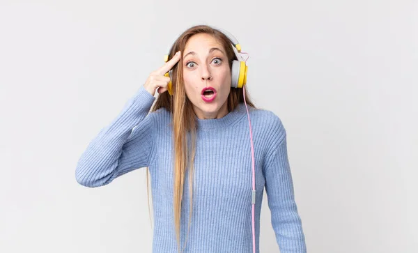 Hübsche Frau Hört Musik Über Kopfhörer — Stockfoto