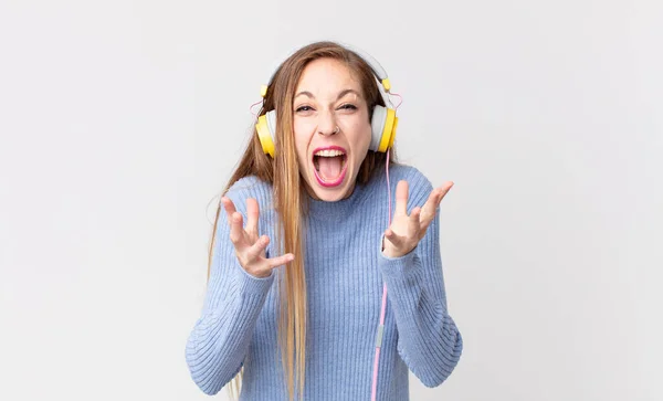 Hübsche Frau Hört Musik Über Kopfhörer — Stockfoto