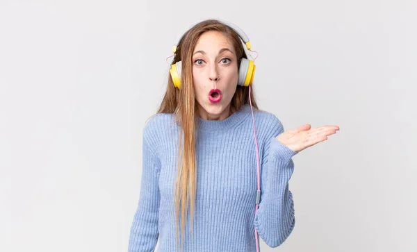 Mooie Vrouw Luisteren Muziek Hoofdtelefoon — Stockfoto