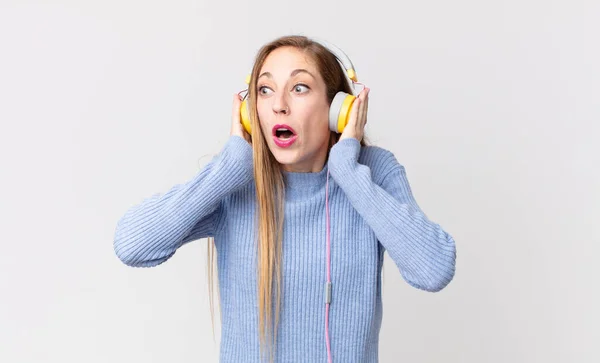Ładna Kobieta Słuchania Muzyki Słuchawkach — Zdjęcie stockowe