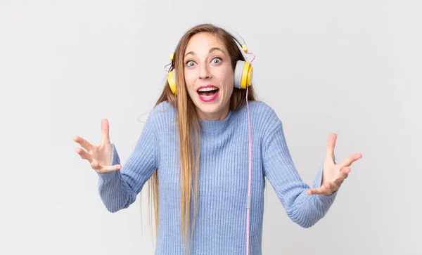 Mulher Bonita Ouvindo Música Fones Ouvido — Fotografia de Stock