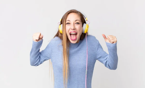 Mulher Bonita Ouvindo Música Fones Ouvido — Fotografia de Stock