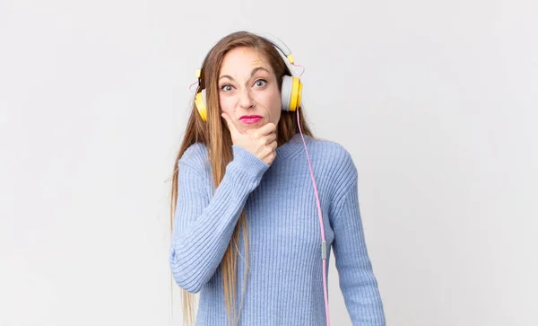 Mooie Vrouw Luisteren Muziek Hoofdtelefoon — Stockfoto