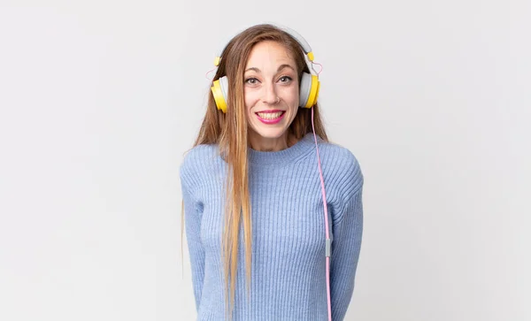 Mooie Vrouw Luisteren Muziek Hoofdtelefoon — Stockfoto