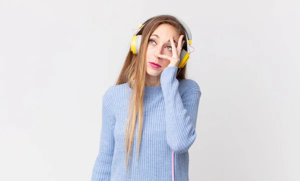 Mulher Bonita Ouvindo Música Fones Ouvido — Fotografia de Stock