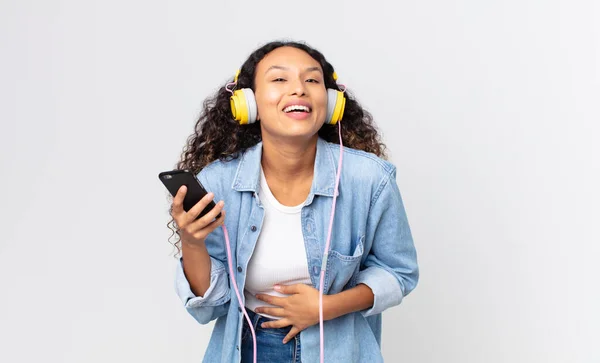 Hispanic Mooie Vrouw Lachen Hardop Een Hilarische Grap Het Vasthouden — Stockfoto