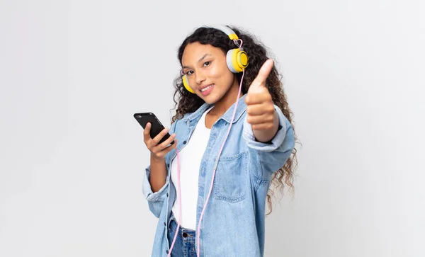 Mujer Bonita Hispana Sintiéndose Orgullosa Sonriendo Positivamente Con Los Pulgares —  Fotos de Stock