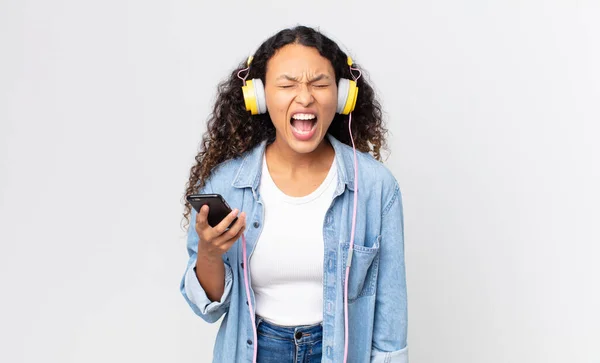 Mujer Bonita Hispana Gritando Agresivamente Mirando Muy Enojada Sosteniendo Teléfono —  Fotos de Stock