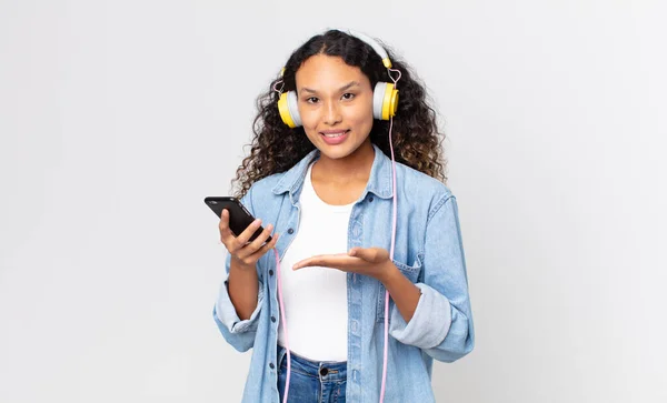 Mujer Bonita Hispana Sonriendo Alegremente Sintiéndose Feliz Mostrando Concepto Sosteniendo —  Fotos de Stock