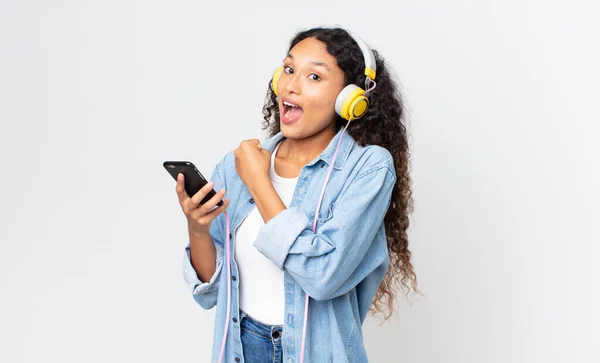 Mujer Bonita Hispana Sintiéndose Feliz Enfrentándose Desafío Celebrando Sosteniendo Teléfono —  Fotos de Stock