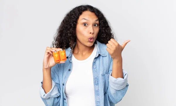 Hispanische Hübsche Frau Schaut Erstaunt Ungläubig Und Hält Batterien Der — Stockfoto