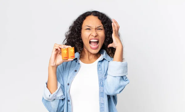 Hispanische Hübsche Frau Schreit Mit Den Händen Die Luft Und — Stockfoto