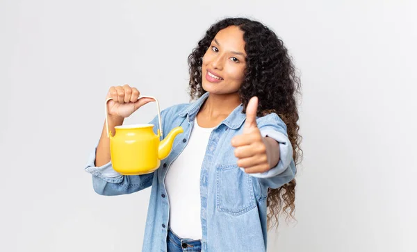 Hispanic Mooie Vrouw Voelt Zich Trots Positief Glimlachen Met Duimen — Stockfoto