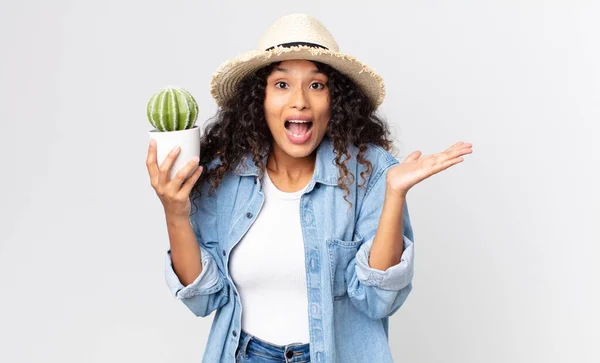 Mujer Bonita Hispana Sintiéndose Feliz Asombrada Por Algo Increíble Usando — Foto de Stock