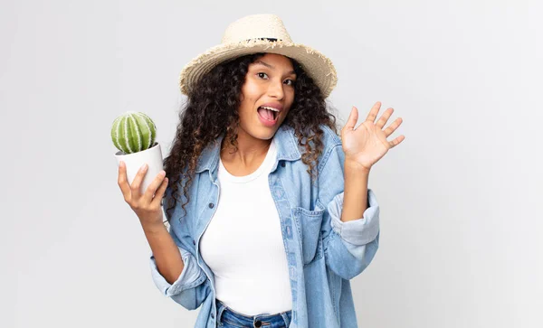 Hispanic Mooie Vrouw Glimlachend Gelukkig Zwaaiende Hand Verwelkomen Begroeten Dragen — Stockfoto