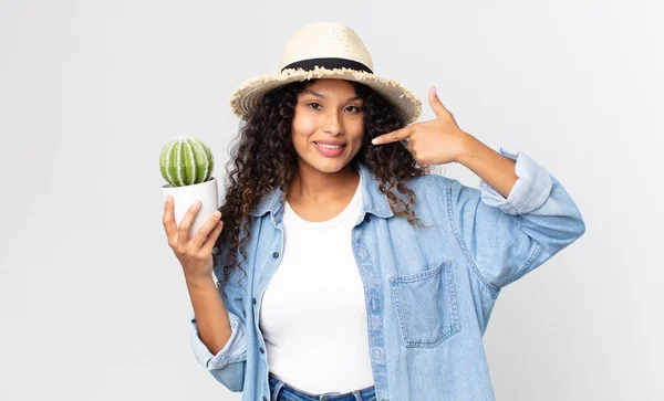 Hispânico Bonita Mulher Sorrindo Confiantemente Apontando Para Próprio Sorriso Largo — Fotografia de Stock