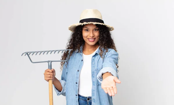 Hispanic Söt Kvinna Ler Glatt Med Vänlig Och Erbjuder Och — Stockfoto