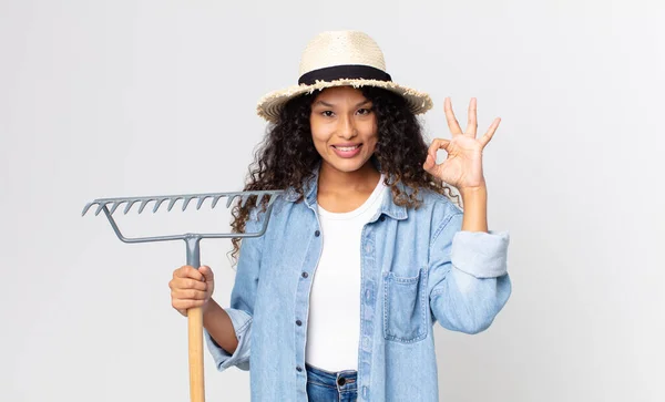 Hispanic Söt Kvinna Känner Sig Lycklig Visar Godkännande Med Okej — Stockfoto