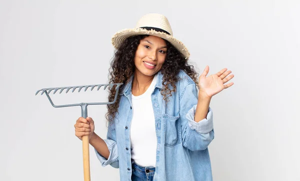 Bella Mujer Hispana Sonriendo Felizmente Saludándote Con Mano Dándote Bienvenida —  Fotos de Stock