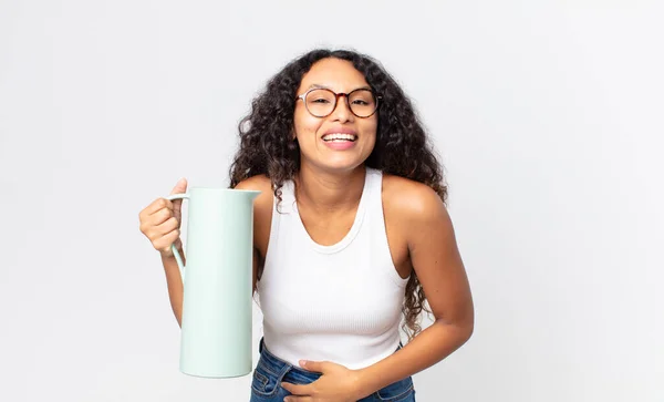 Hispânico Bonita Mulher Rindo Voz Alta Alguma Piada Hilariante Segurando — Fotografia de Stock