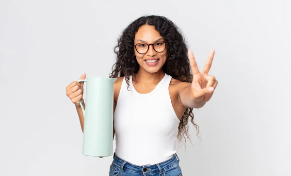 Hispânico Bonita Mulher Sorrindo Olhando Feliz Gesticulando Vitória Paz Segurando — Fotografia de Stock