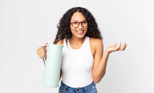 Hispânico Bonita Mulher Sentindo Feliz Surpreso Perceber Uma Solução Ideia — Fotografia de Stock