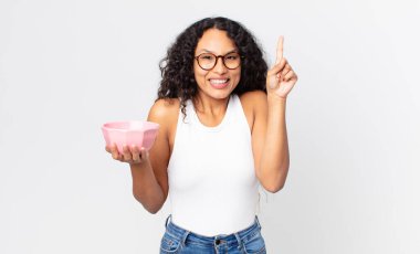 İspanyol güzel kadın bir fikri fark ettikten ve boş bir tencereyi tuttuktan sonra mutlu ve heyecanlı bir dahi gibi hissediyor.