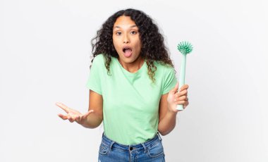 İspanyol güzel kadın inanılmaz bir sürprizle şaşkın, şaşkın ve afallamış ve elinde fırça tutuyordu.