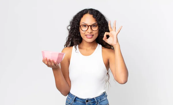 Hispânico Bonita Mulher Sentindo Feliz Mostrando Aprovação Com Gesto Segurando — Fotografia de Stock