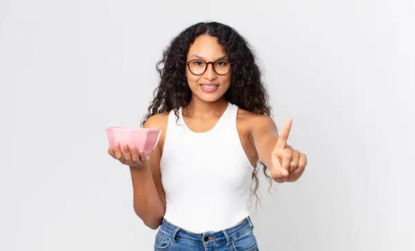 Hispânico Bonita Mulher Sorrindo Olhando Amigável Mostrando Número Segurando Pote — Fotografia de Stock