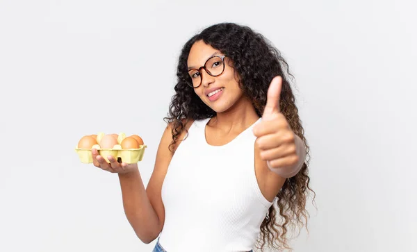 Ispanica Bella Donna Sentirsi Orgoglioso Sorridendo Positivamente Con Pollici Tenendo — Foto Stock