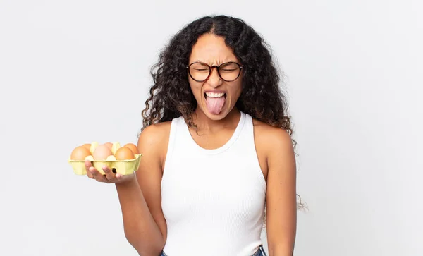 Hispânico Bonita Mulher Com Atitude Alegre Rebelde Brincando Furando Língua — Fotografia de Stock