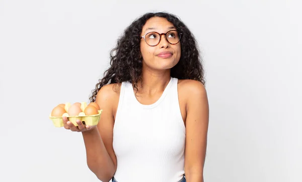 Ispanica Bella Donna Scrollando Spalle Sensazione Confusa Incerta Con Mano — Foto Stock